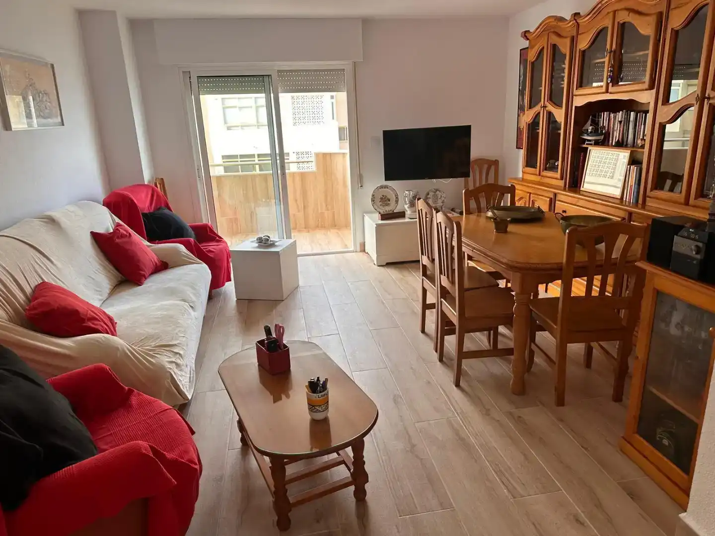 Sala de estar de Piso de alquiler en La Manga del Mar Menor con Jardín privado, Piscina y Amueblado
