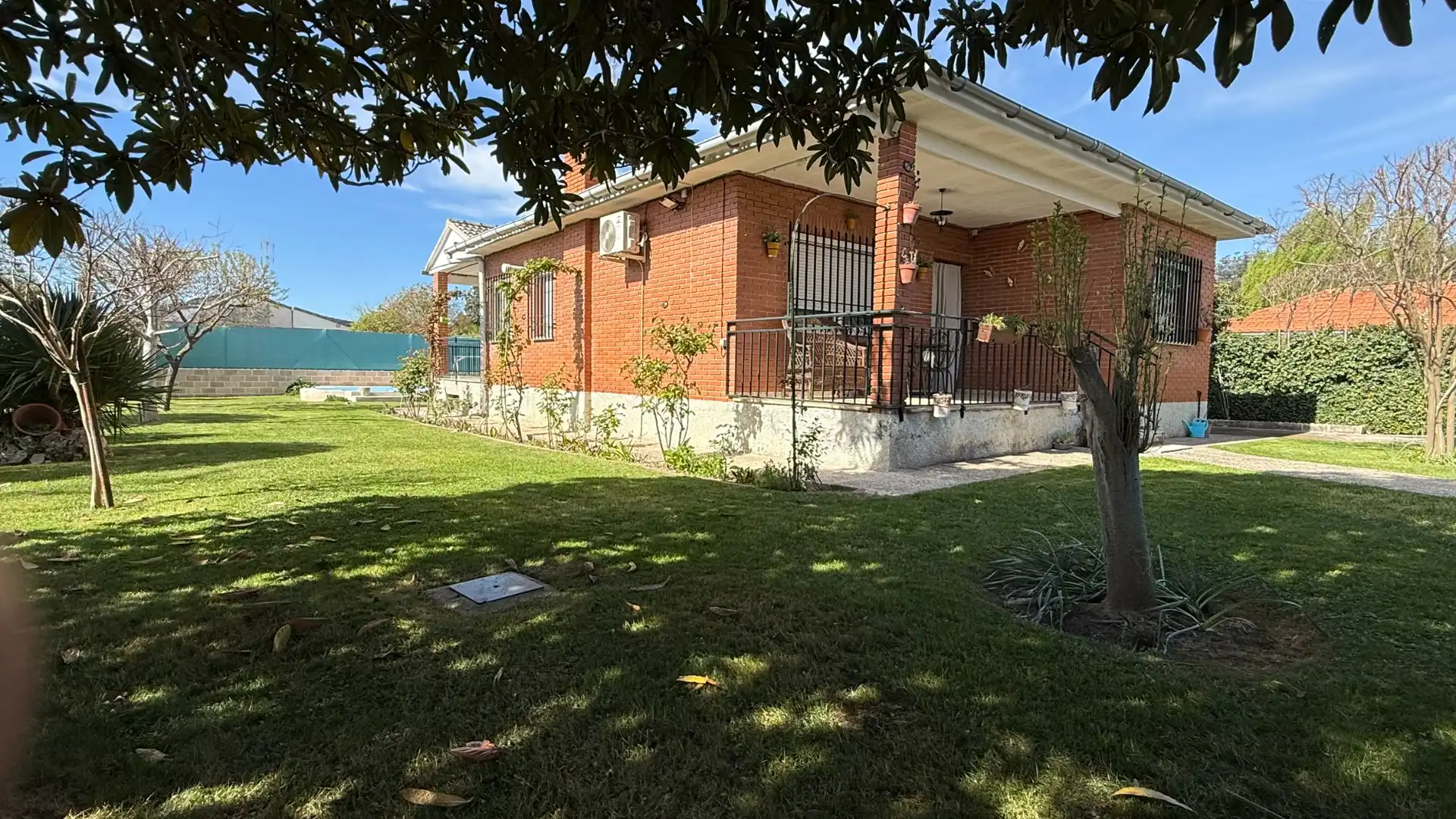 Außenansicht von Haus oder Chalet zum Verkauf in Almorox mit Klimaanlage, Privatgarten und Terrasse