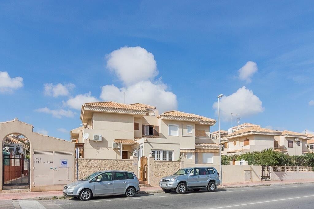Vista exterior de Casa adosada en venda en Orihuela amb Aire condicionat, Jardí privat i Moblat