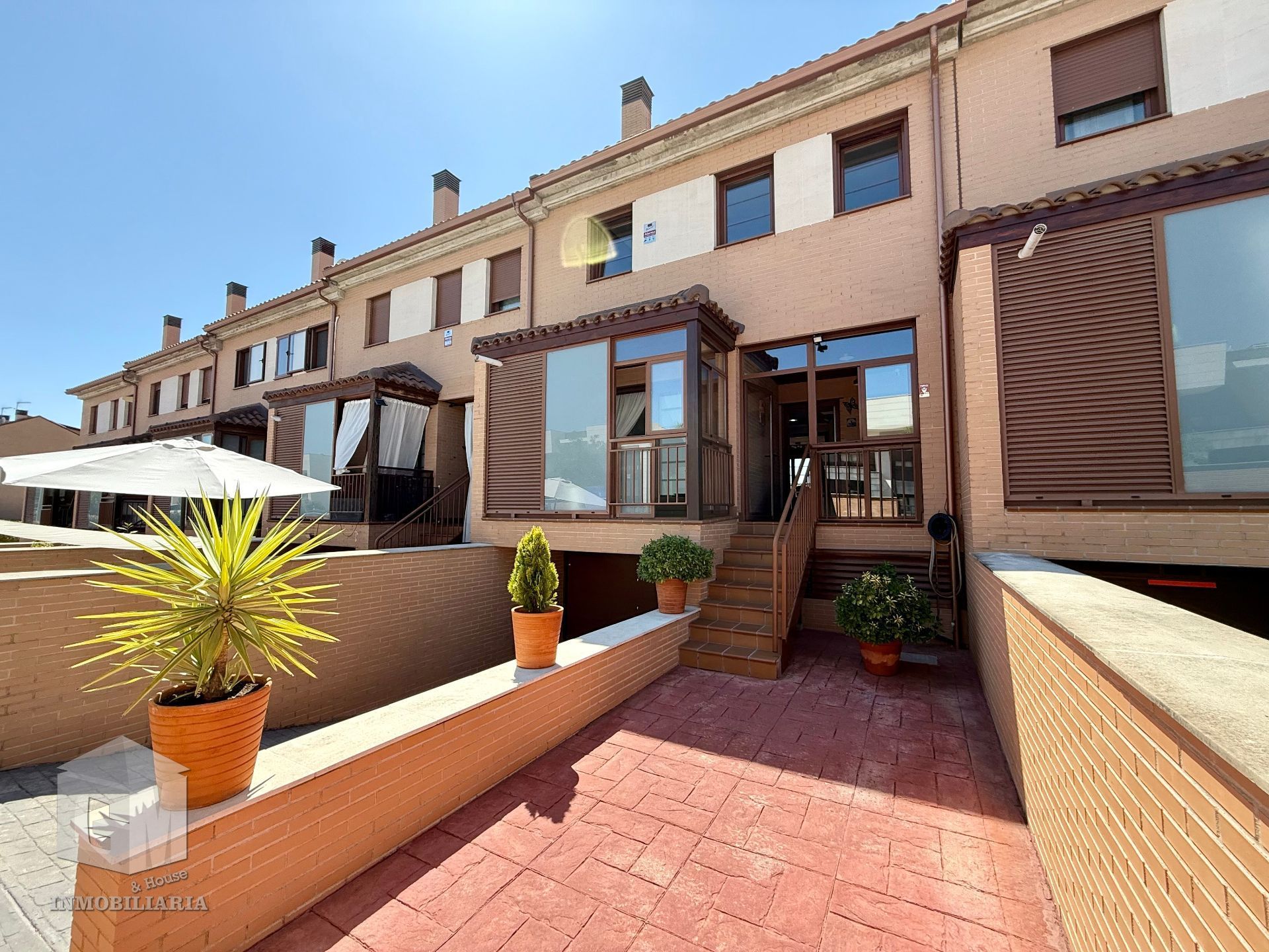 Vista exterior de Casa adosada en venda en Arroyomolinos (Madrid) amb Aire condicionat, Calefacció i Jardí privat