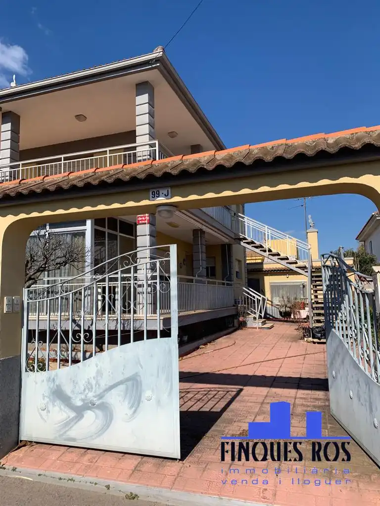 Vista exterior de Casa o xalet en venda en Vinaròs amb Jardí privat, Terrassa i Traster