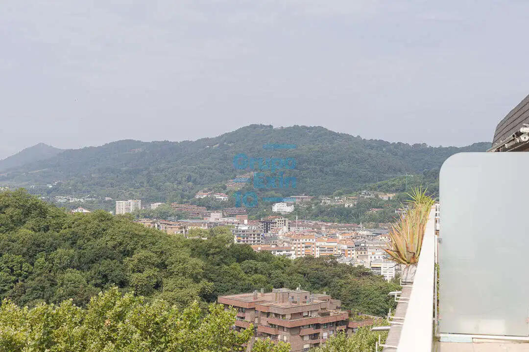 Vista exterior de Àtic en venda en Donostia - San Sebastián  amb Calefacció, Terrassa i Piscina