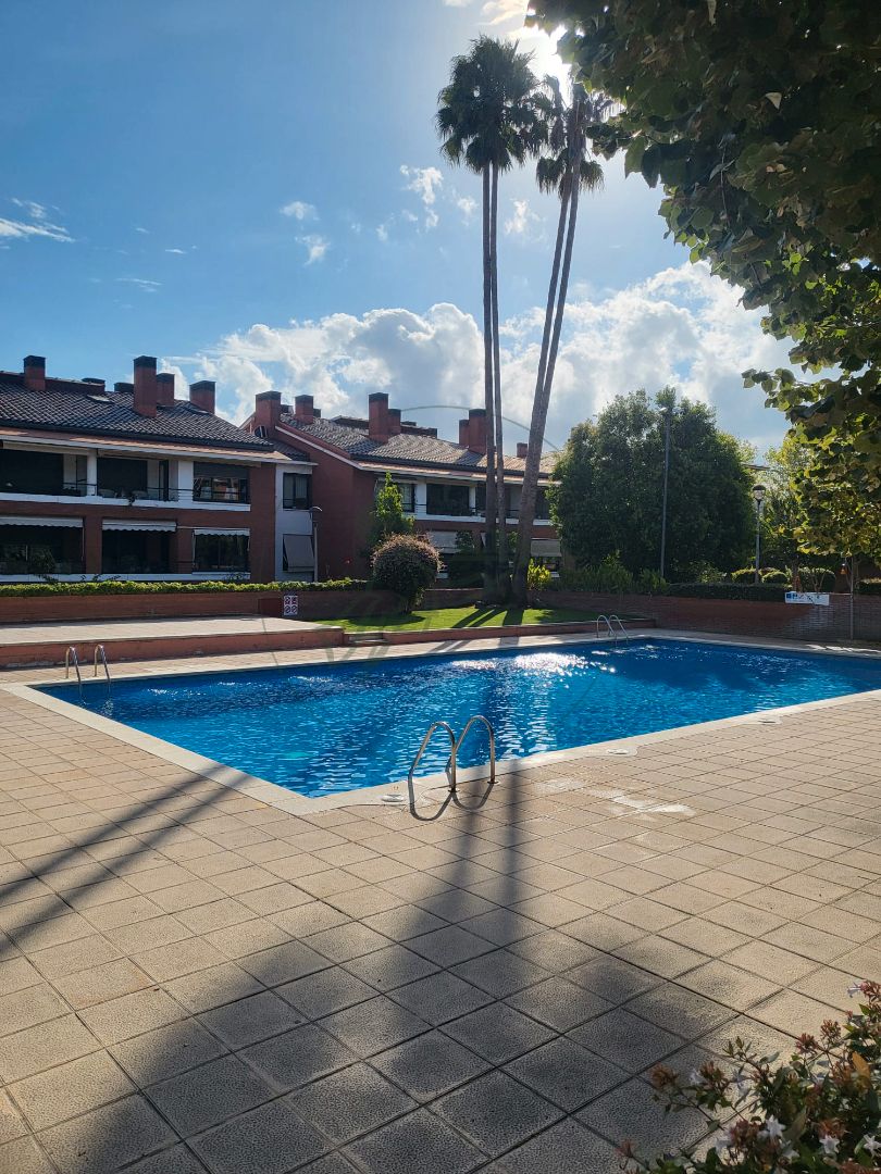 Swimming pool of Flat to rent in Sant Cugat del Vallès  with Air Conditioner, Heating and Parquet flooring