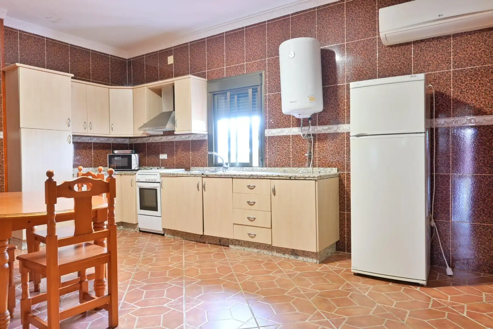 Cuina de Finca rústica en venda en Las Navas de la Concepción amb Jardí privat, Terrassa i Moblat