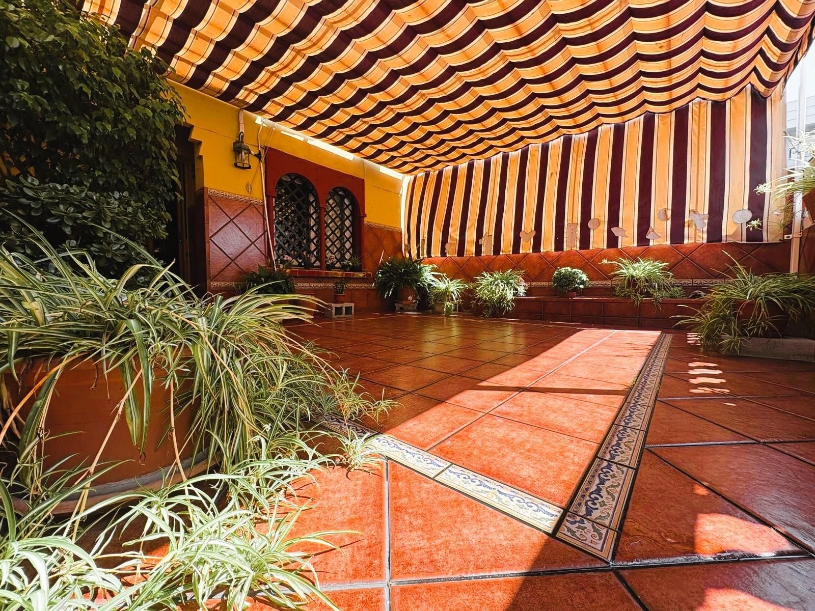 Terrace of Single-family semi-detached for sale in Algeciras