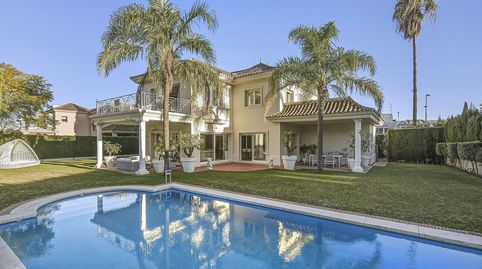 Villa en venta en primera línea de golf Guadalmina Alta, Marbella Exclusiva de nuestra agencia 5 dormitorios  4 baños Construidos