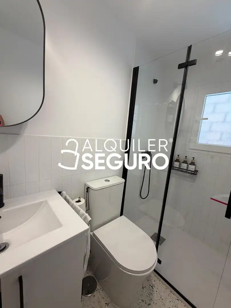 Bathroom of Flat for rent in Madrid  with Air Conditioner and Furnished