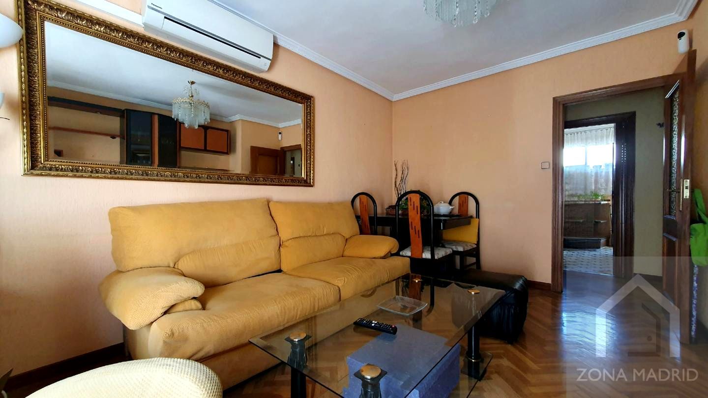 Living room of Flat for sale in  Madrid Capital  with Air Conditioner and Parquet flooring