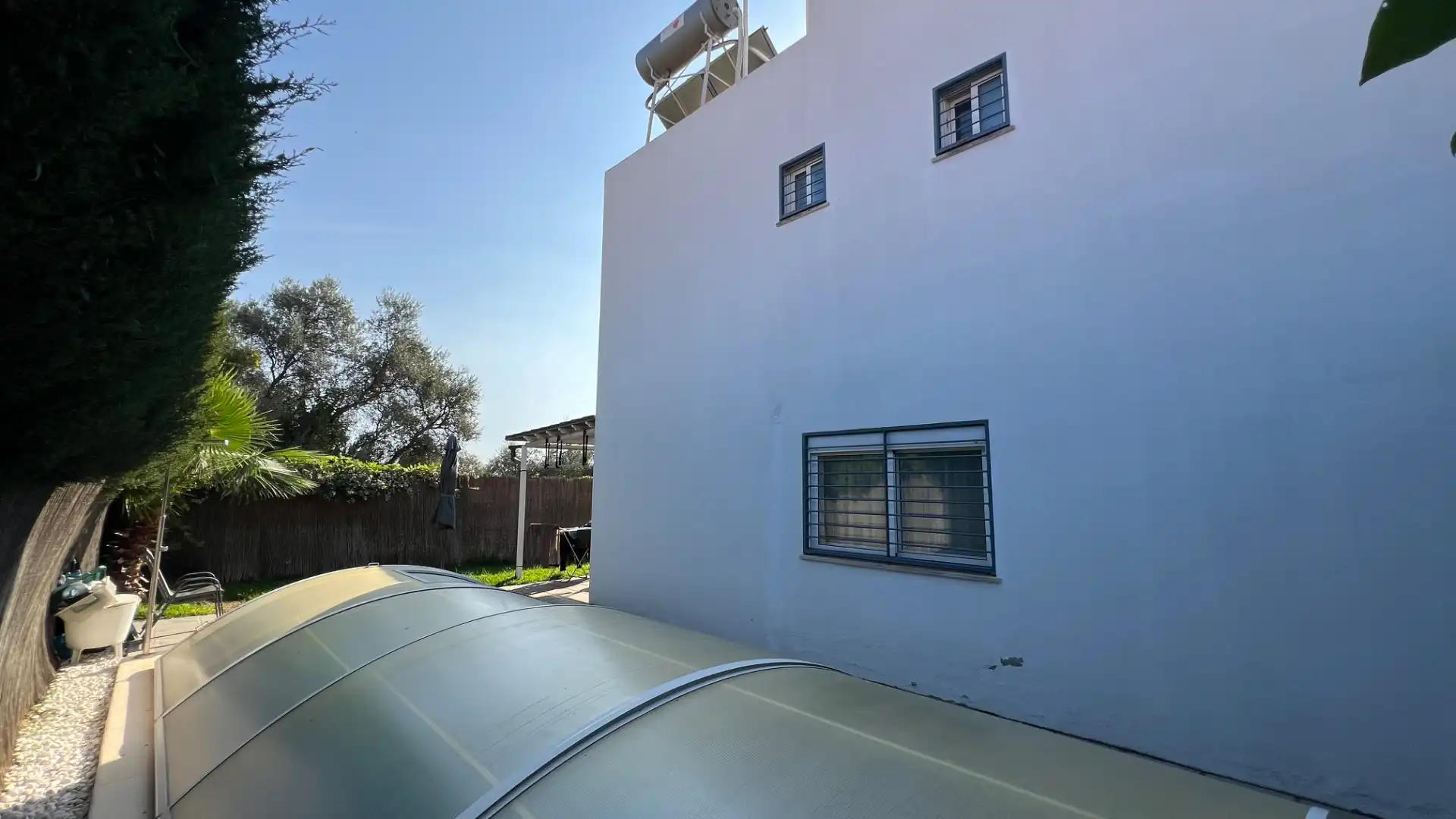 Vista exterior de Casa o xalet en venda en Espartinas amb Aire condicionat, Calefacció i Jardí privat