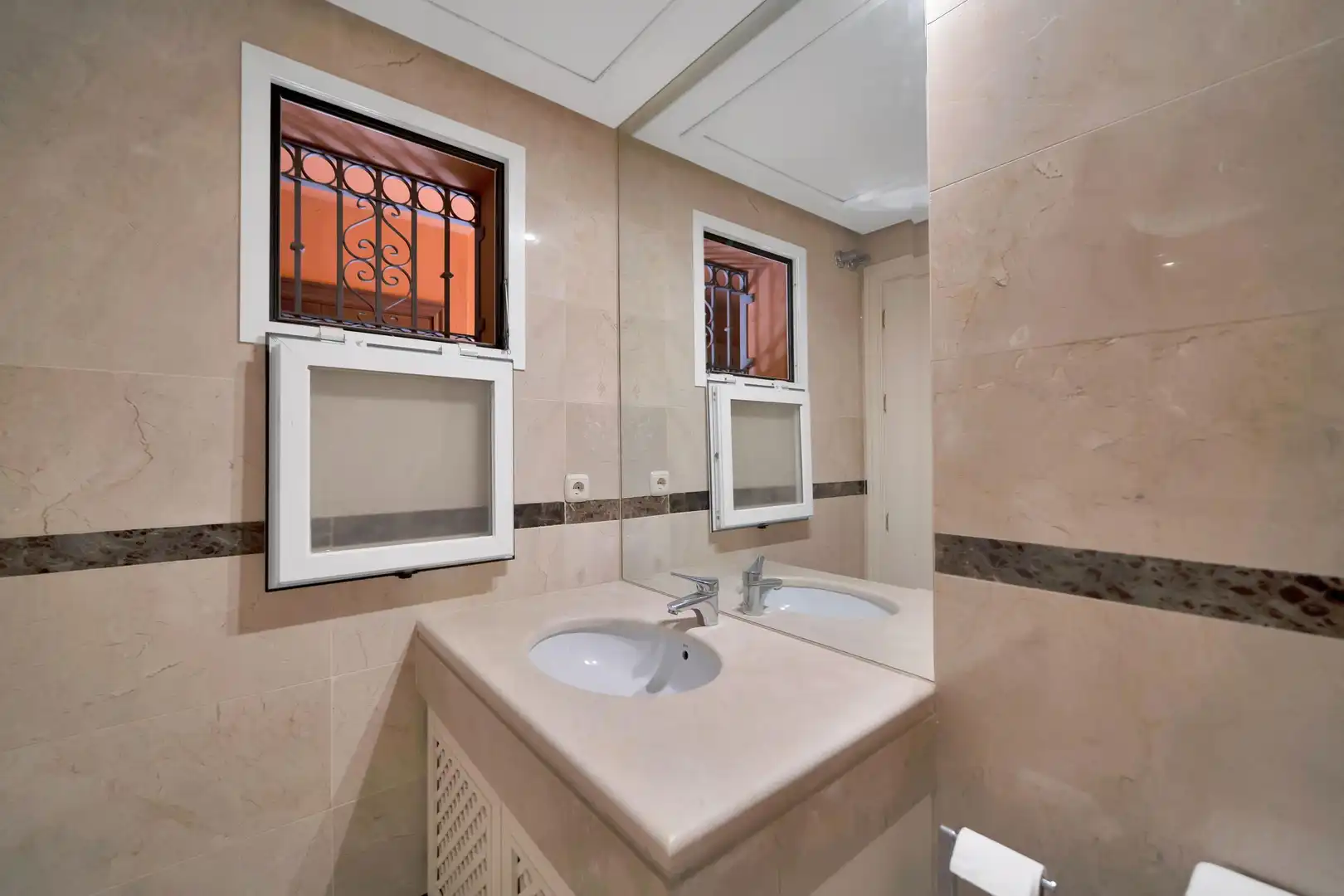 Badezimmer von Wohnungen zum Verkauf in Marbella mit Klimaanlage, Heizung und Privatgarten
