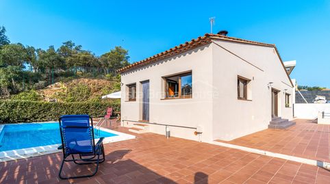 Casa independiente en Costa Brava con piscina, amplios exteriores y cercanía a playas, image 2