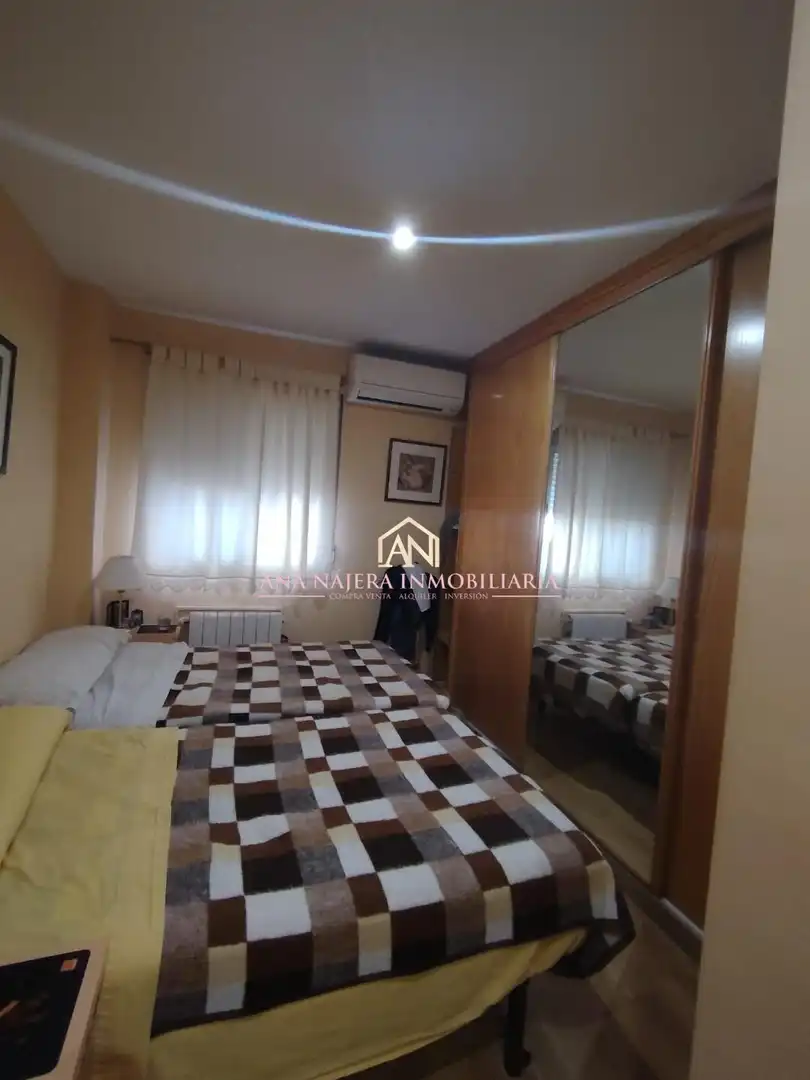 Schlafzimmer von Dachboden zum Verkauf in La Pobla de Vallbona mit Heizung und Abstellraum