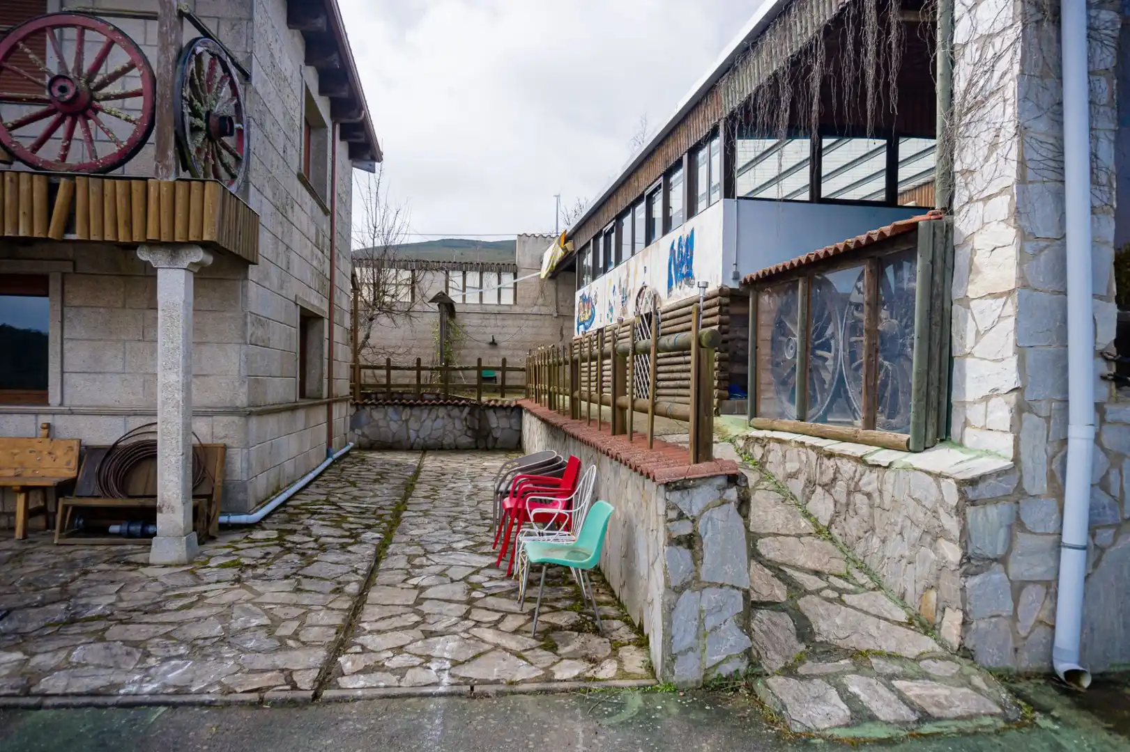 Vista exterior de Casa o xalet en venda en Villagatón amb Aire condicionat, Calefacció i Jardí privat
