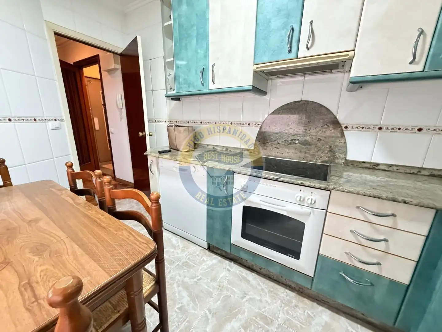 Cocina de Piso de alquiler en Vigo  con Calefacción, Parquet y Amueblado