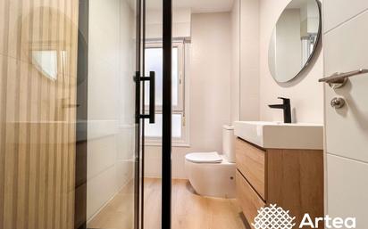 Bathroom of Flat for sale in Bilbao 