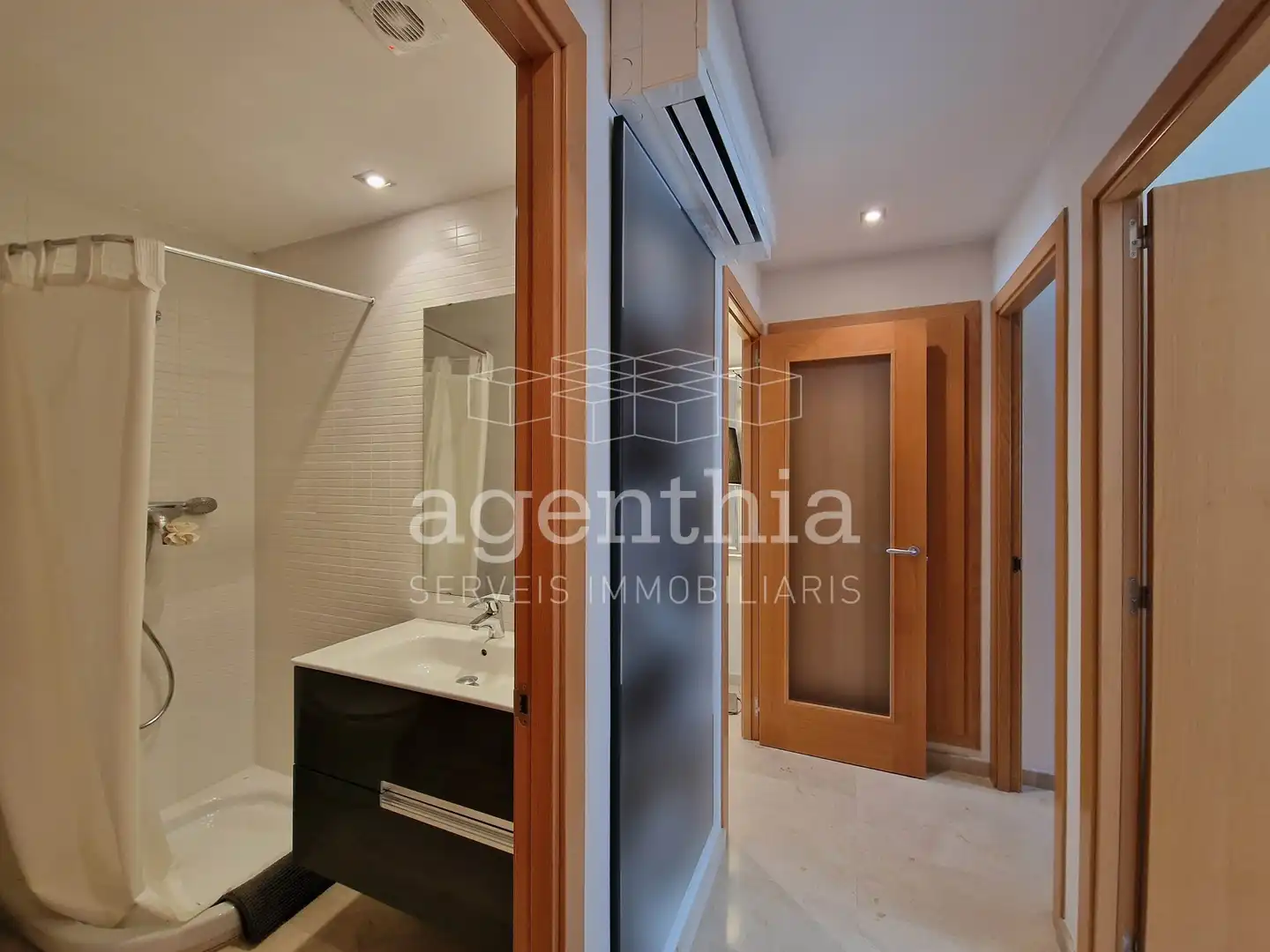 Badezimmer von Wohnung zum Verkauf in Girona mit Klimaanlage, Heizung und Terrasse