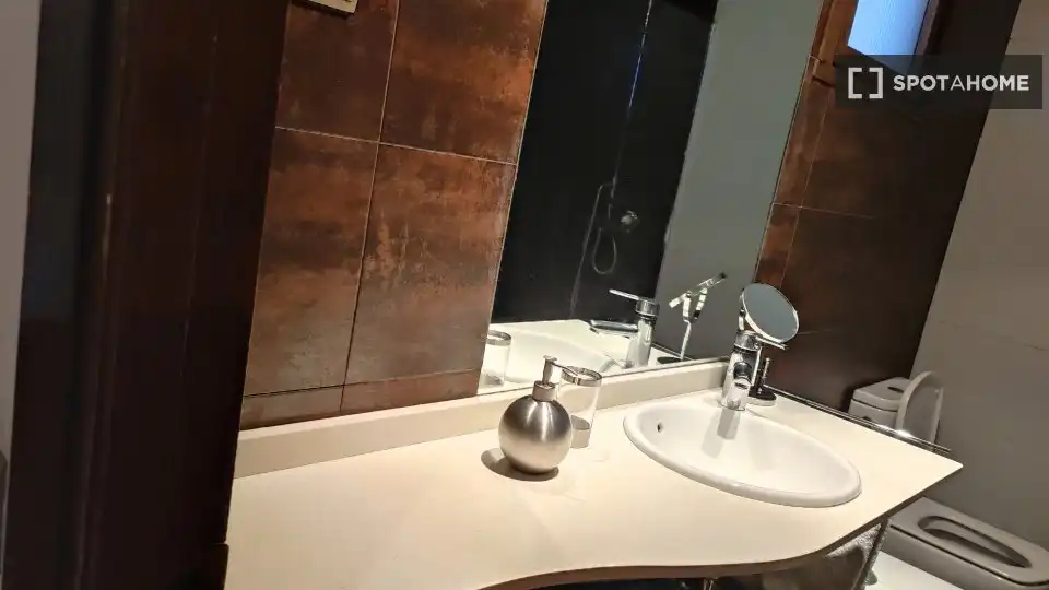 Baño de Apartamento para compartir en Madrid con Aire acondicionado, Terraza y Amueblado