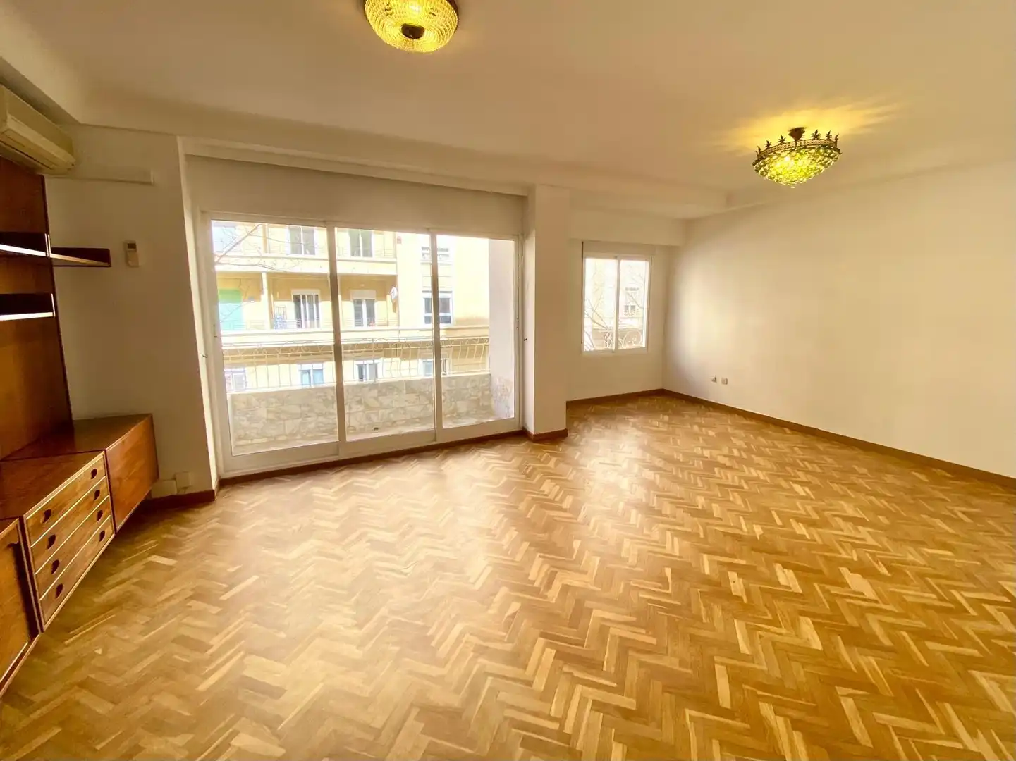 Living room of Flat for rent in Valencia  with Air Conditioner, Parquet flooring and Balcony