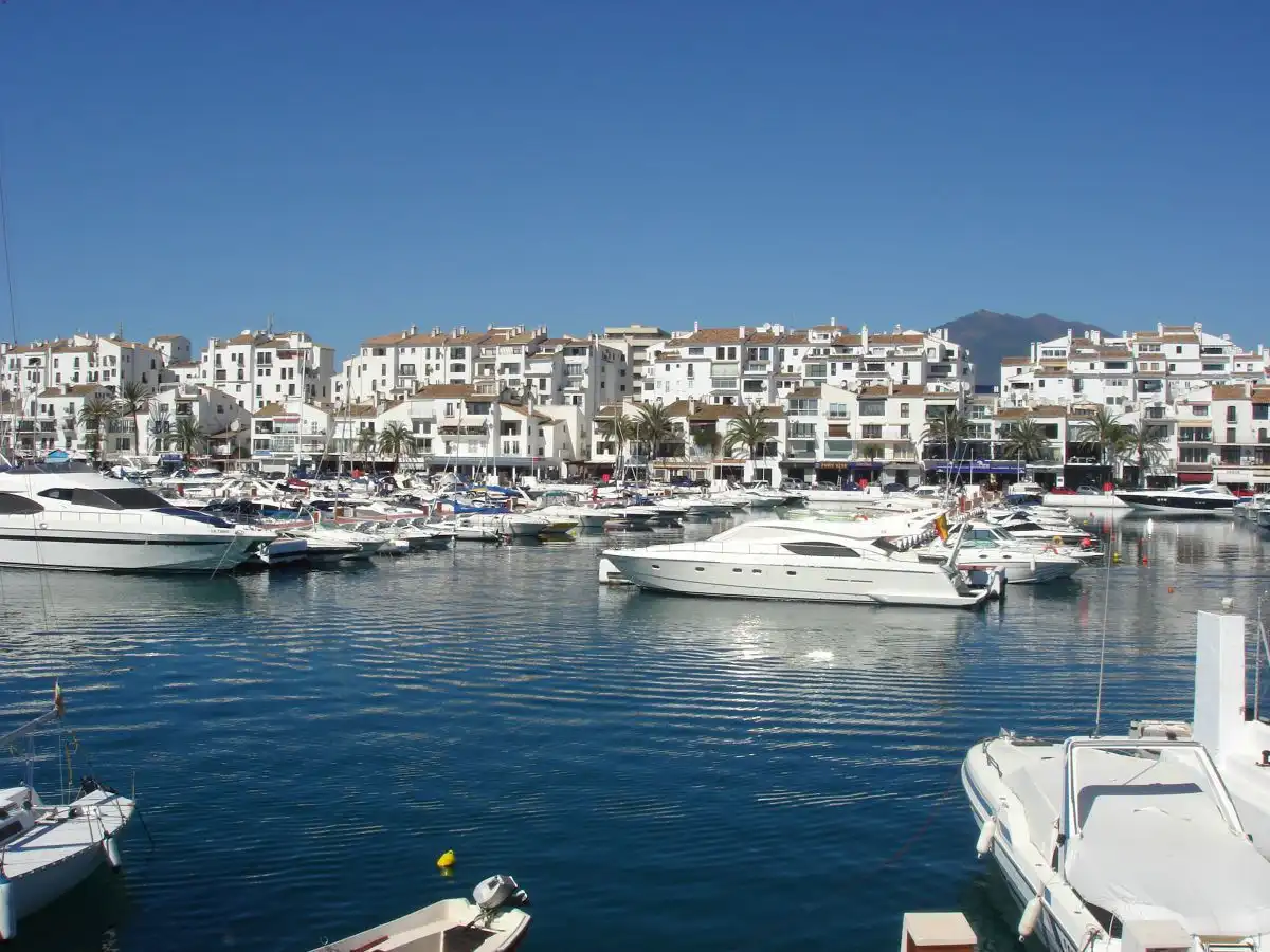 Vista exterior de Pis en venda en Marbella amb Calefacció i Terrassa