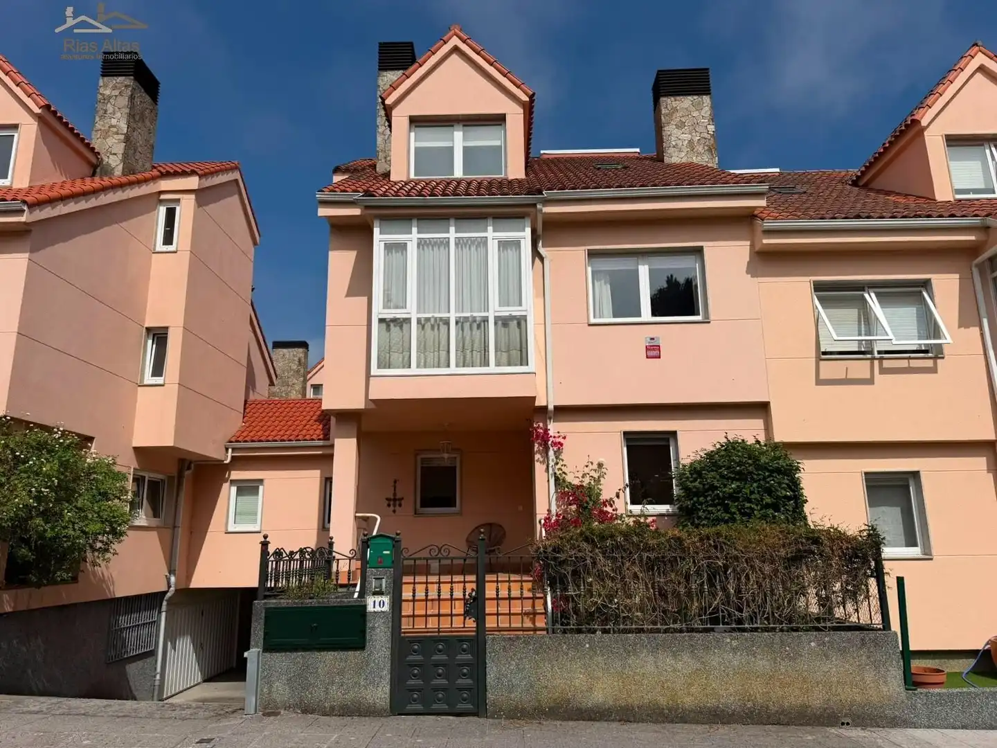 Vista exterior de Casa o chalet en venta en Oleiros con Calefacción, Jardín privado y Trastero