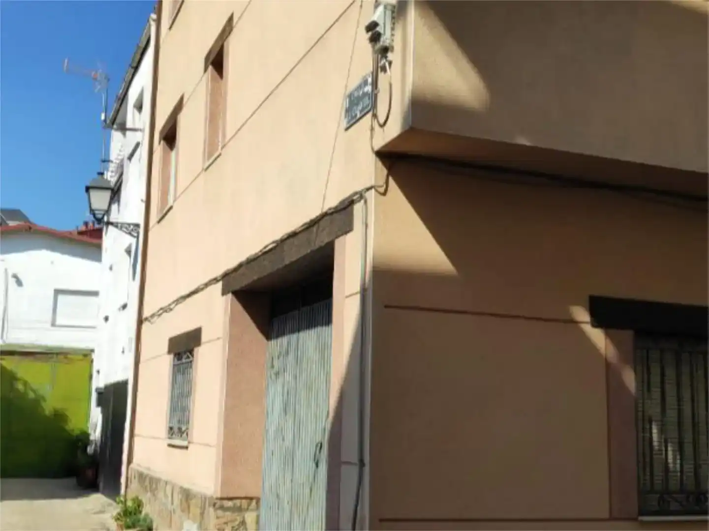 Vista exterior de Casa adosada en venda en Cabezuela del Valle amb Traster i Balcó