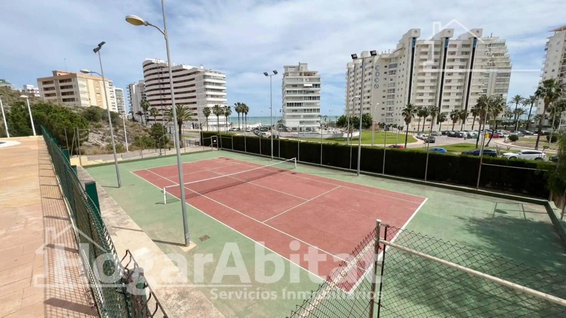Parkplatz von Einfamilien-Reihenhaus zum Verkauf in Cullera mit Privatgarten, Terrasse und Abstellraum