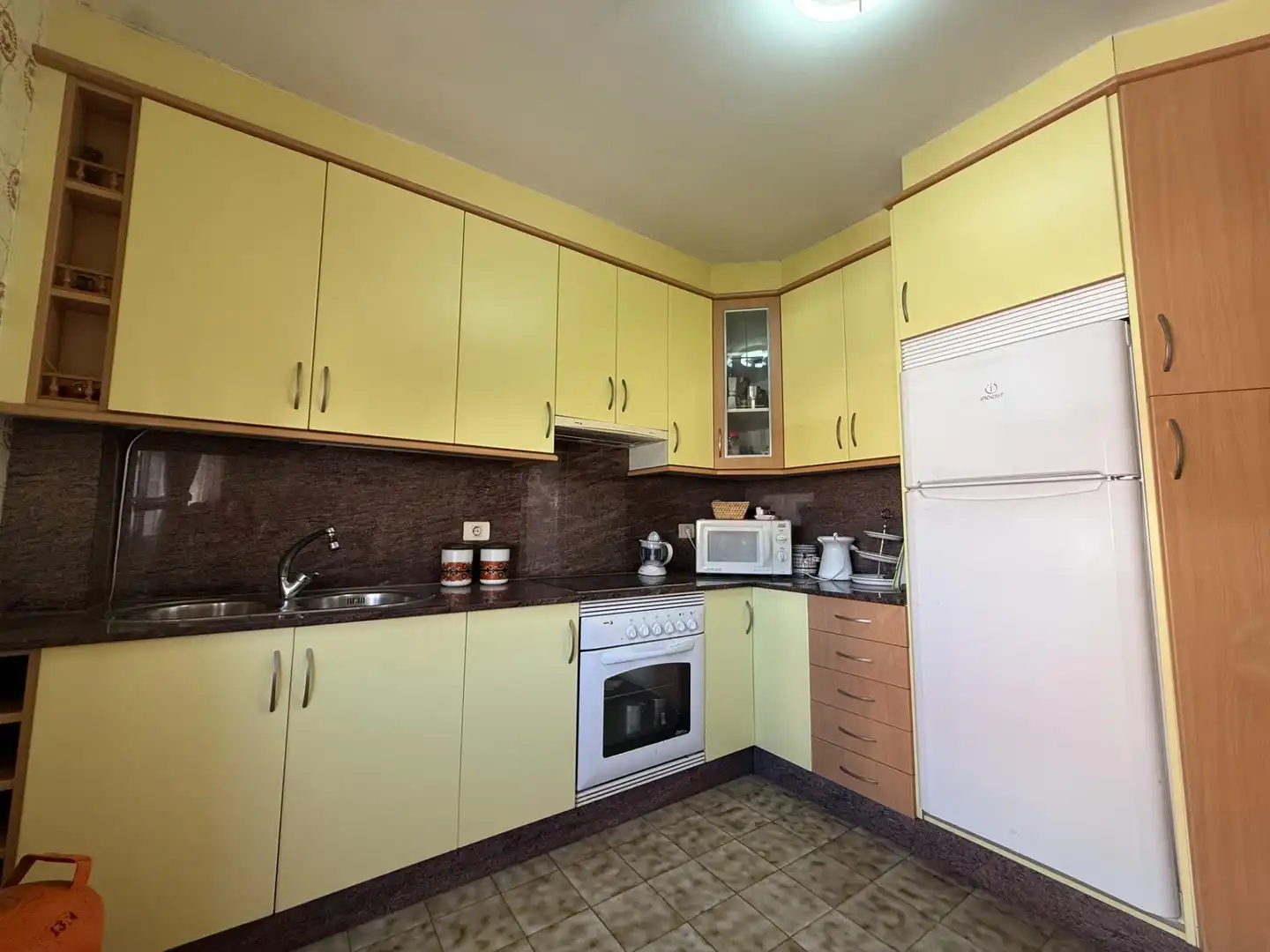 Cuina de Casa o xalet en venda en Vigo  amb Terrassa i Balcó