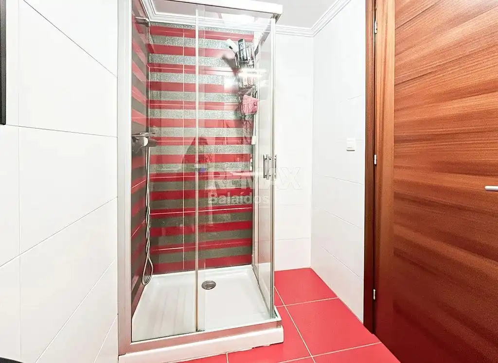 Bany de Pis en venda en Vigo  amb Calefacció, Parquet i Traster