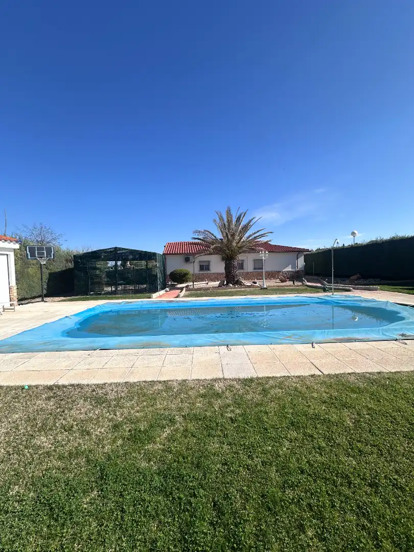 Piscina de Casa o chalet en venta en Illana con Aire acondicionado, Calefacción y Jardín privado