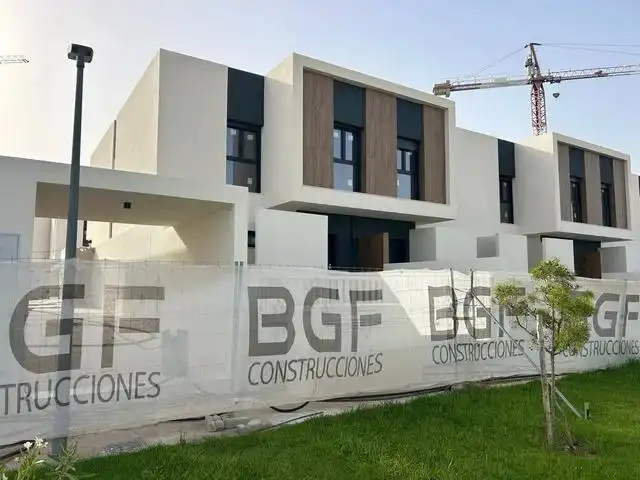 Vista exterior de Casa o xalet de lloguer en El Ejido amb Jardí privat, Terrassa i Piscina comunitària