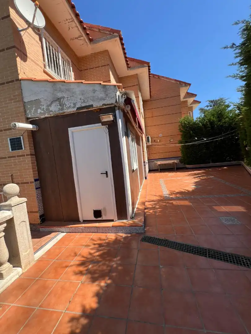 Vista exterior de Casa o xalet en venda en Aranjuez amb Aire condicionat, Calefacció i Jardí privat