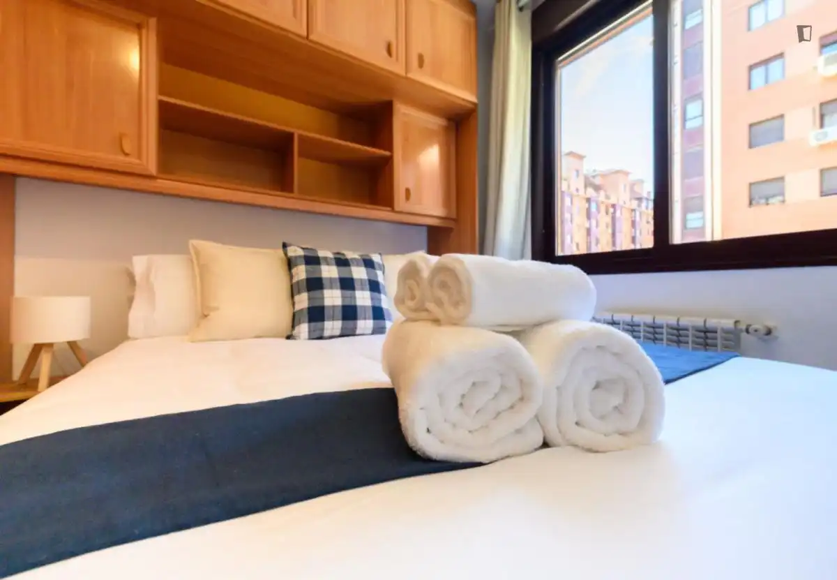 Dormitori de Apartament de lloguer en Madrid amb Aire condicionat, Calefacció i Moblat