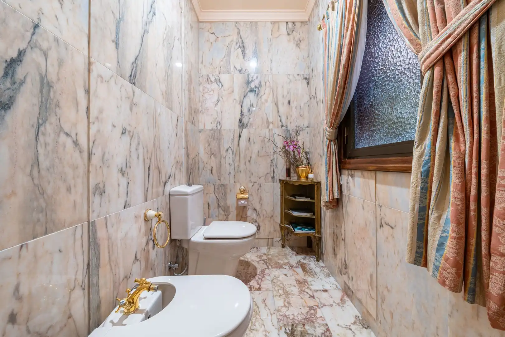 Bathroom of Country homes for sale in Benahavís  with Terrace and Furnished
