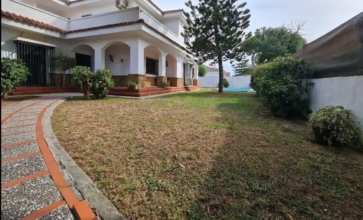 Vista exterior de Casa o xalet en venda en Rota