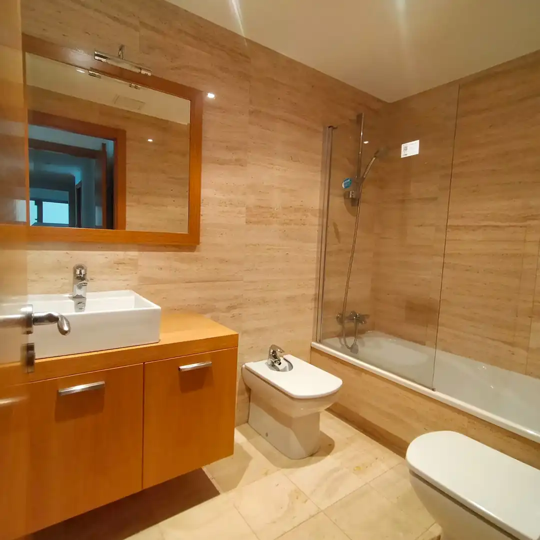 Baño de Piso en venta en Santiago de Compostela  con Calefacción, Jardín privado y Parquet