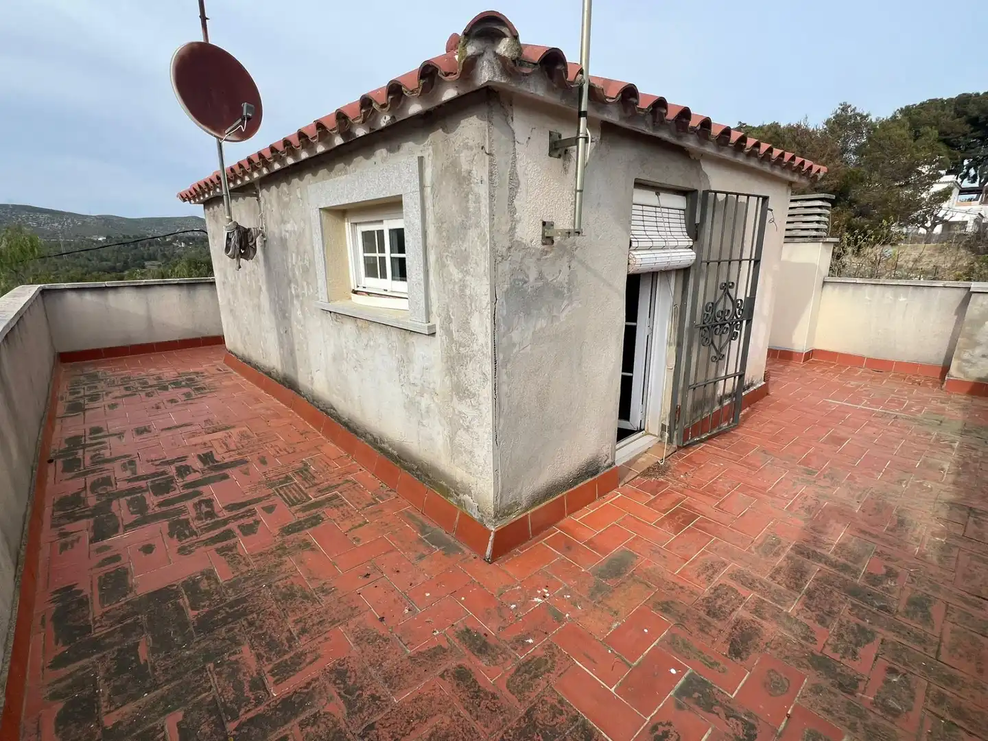 Vista exterior de Finca rústica en venda en Vilanova i la Geltrú amb Jardí privat, Terrassa i Traster