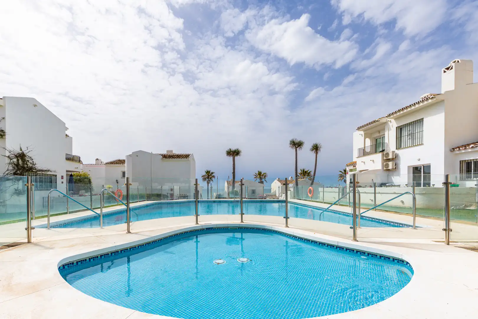 Schwimmbecken von Einfamilien-Reihenhaus zum Verkauf in Mijas mit Klimaanlage, Terrasse und Schwimmbad