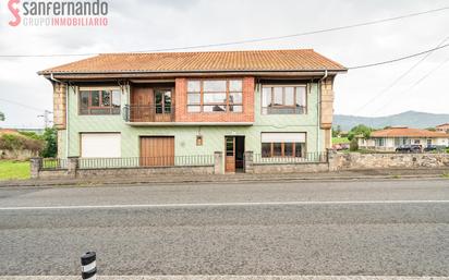 Vista exterior de Casa o xalet en venda en Penagos amb Calefacció i Jardí privat