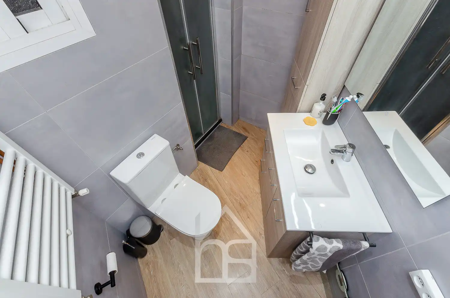 Bathroom of Flat for sale in Cornellà de Llobregat  with Air Conditioner, Heating and Parquet flooring