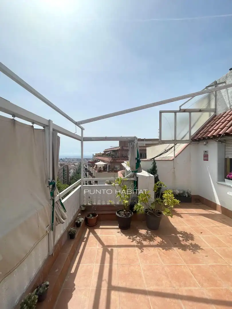 Außenansicht von Dachboden zum Verkauf in Barcelona mit Terrasse