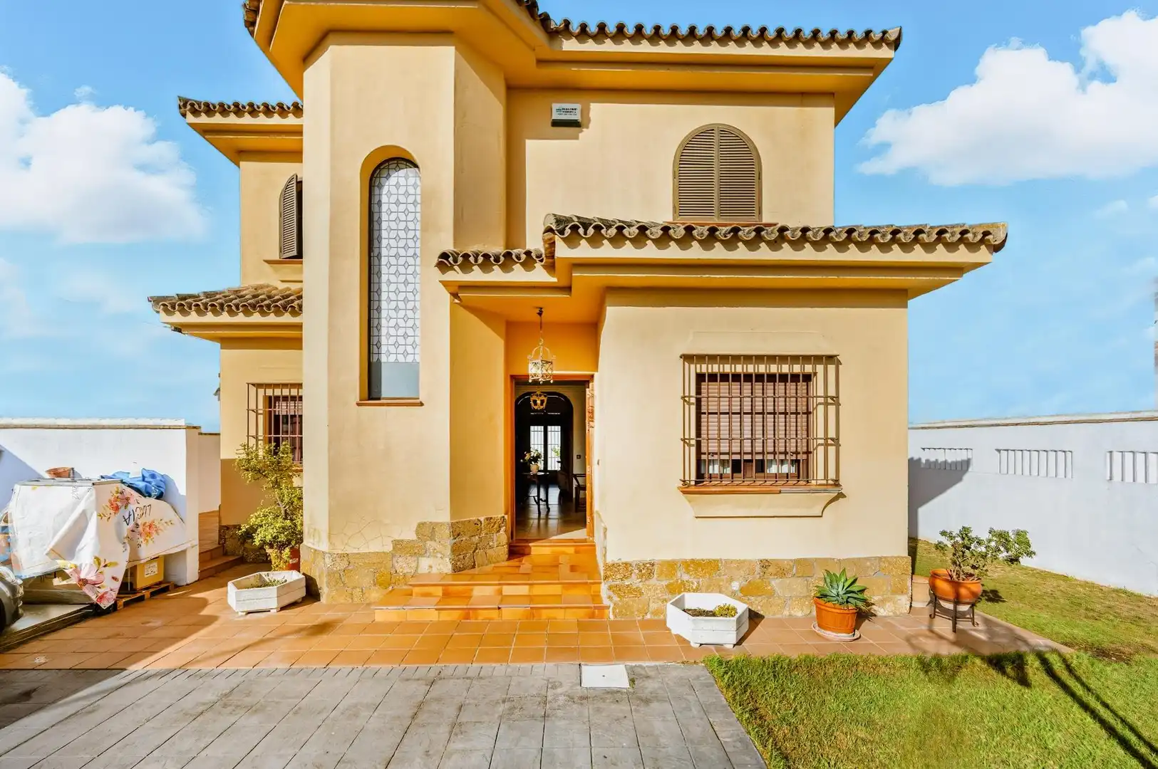Vista exterior de Casa o xalet en venda en Chiclana de la Frontera amb Aire condicionat, Jardí privat i Terrassa