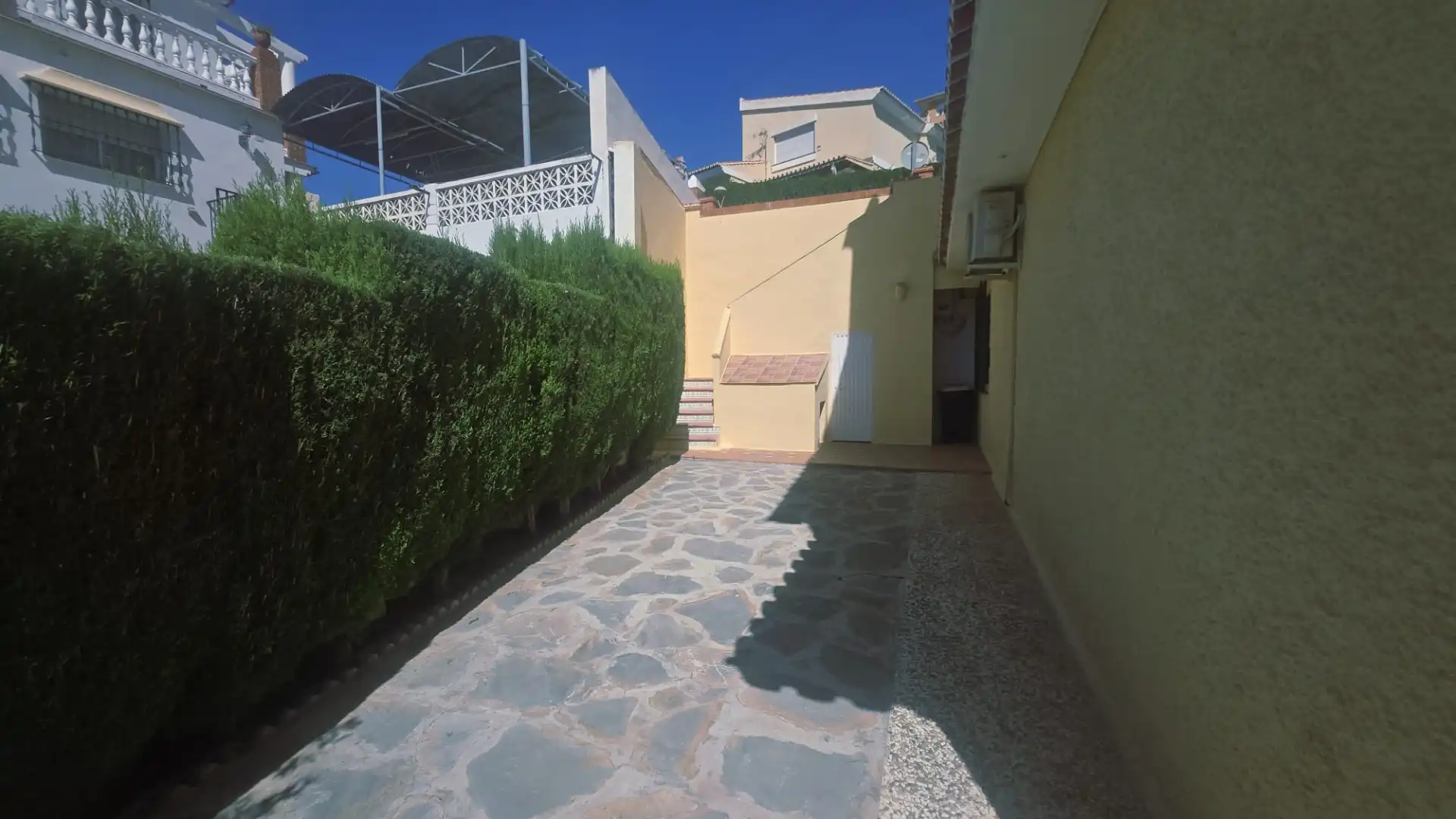 Vista exterior de Casa o xalet en venda en Rincón de la Victoria amb Aire condicionat, Calefacció i Jardí privat