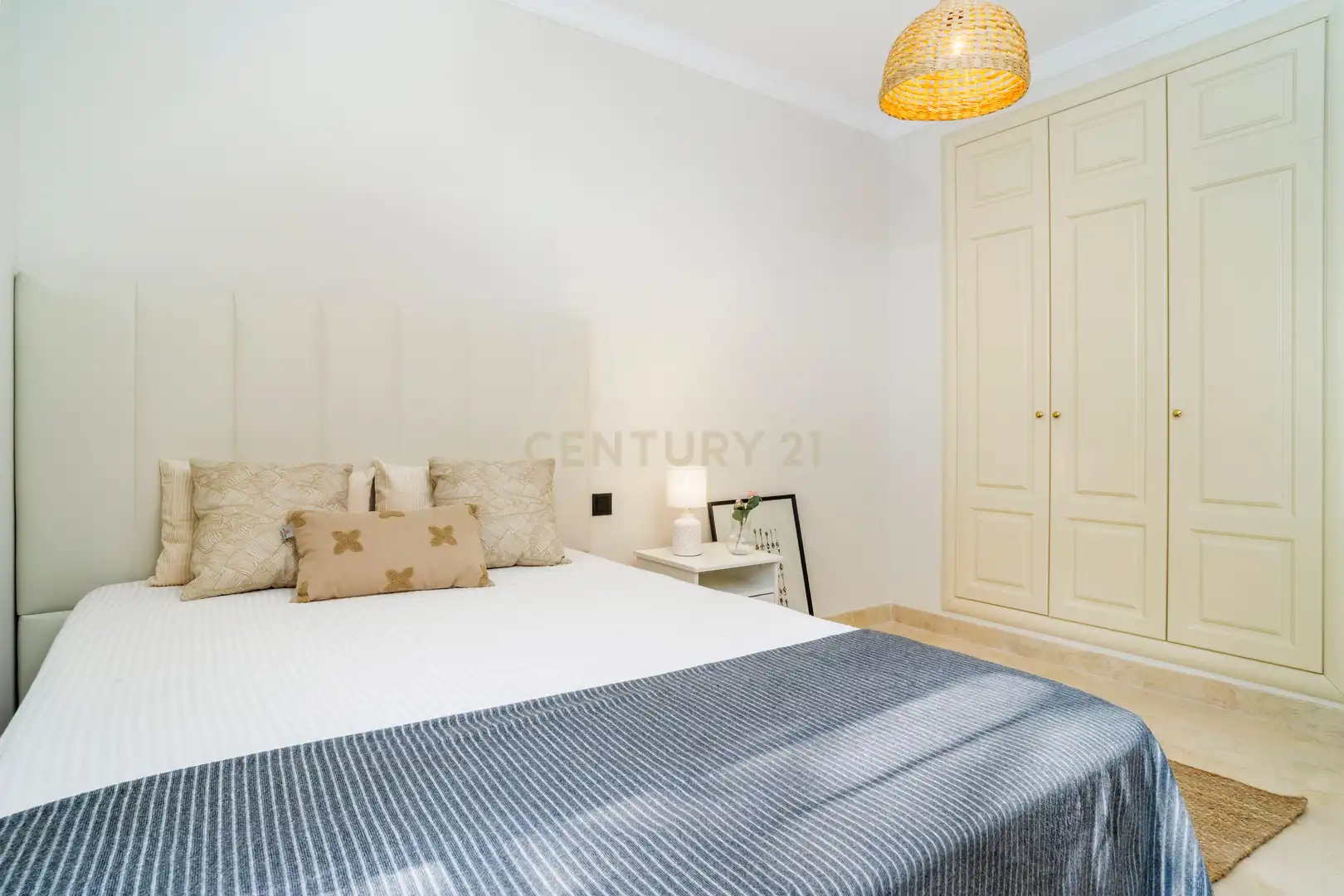Schlafzimmer von Wohnungen zum Verkauf in Marbella mit Klimaanlage, Privatgarten und Ofen