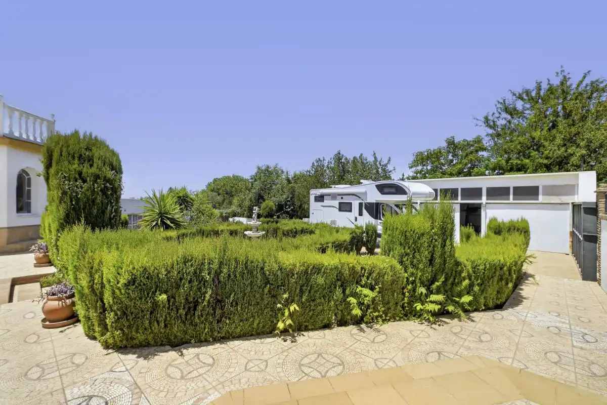 Jardí de Casa o xalet en venda en Carmona amb Aire condicionat, Calefacció i Jardí privat