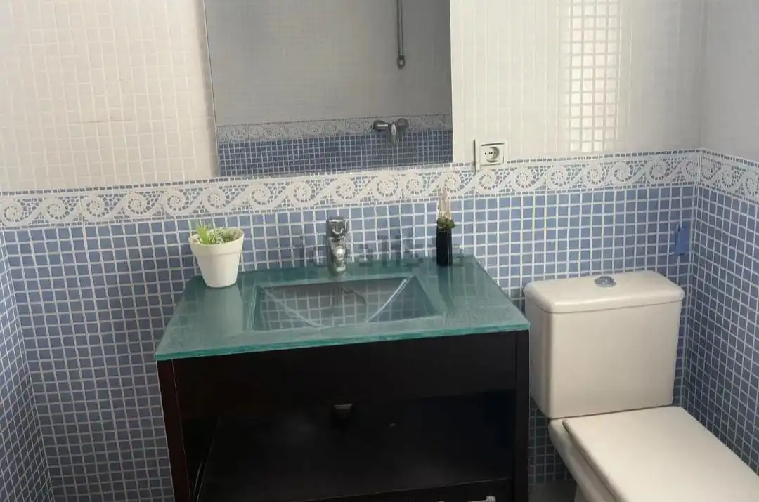 Badezimmer von Dachboden zum Verkauf in Almería mit Klimaanlage und Terrasse