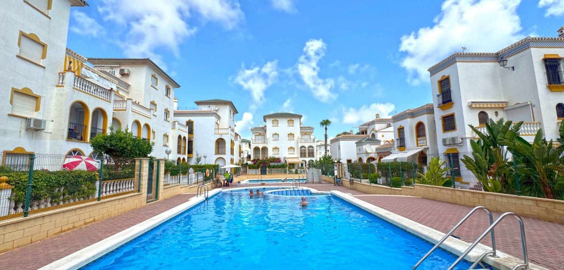 Vista exterior de Dúplex en venda en Torrevieja amb Balcó