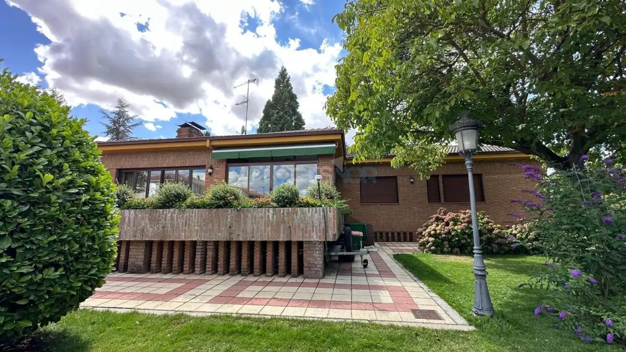 Vista exterior de Casa o xalet en venda en Mansilla de las Mulas amb Calefacció, Jardí privat i Piscina