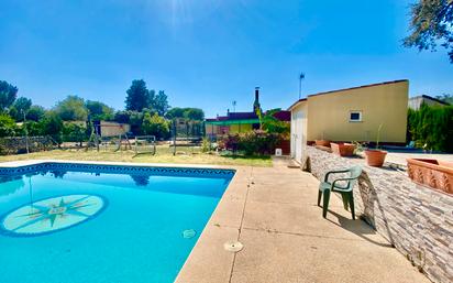 Piscina de Casa o xalet en venda en Sanlúcar la Mayor amb Aire condicionat, Jardí privat i Traster