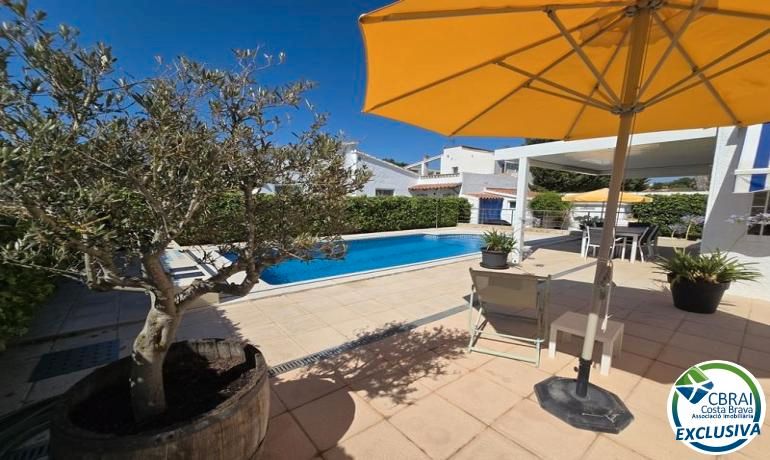 Piscina de Casa o xalet en venda en Empuriabrava amb Aire condicionat, Calefacció i Jardí privat
