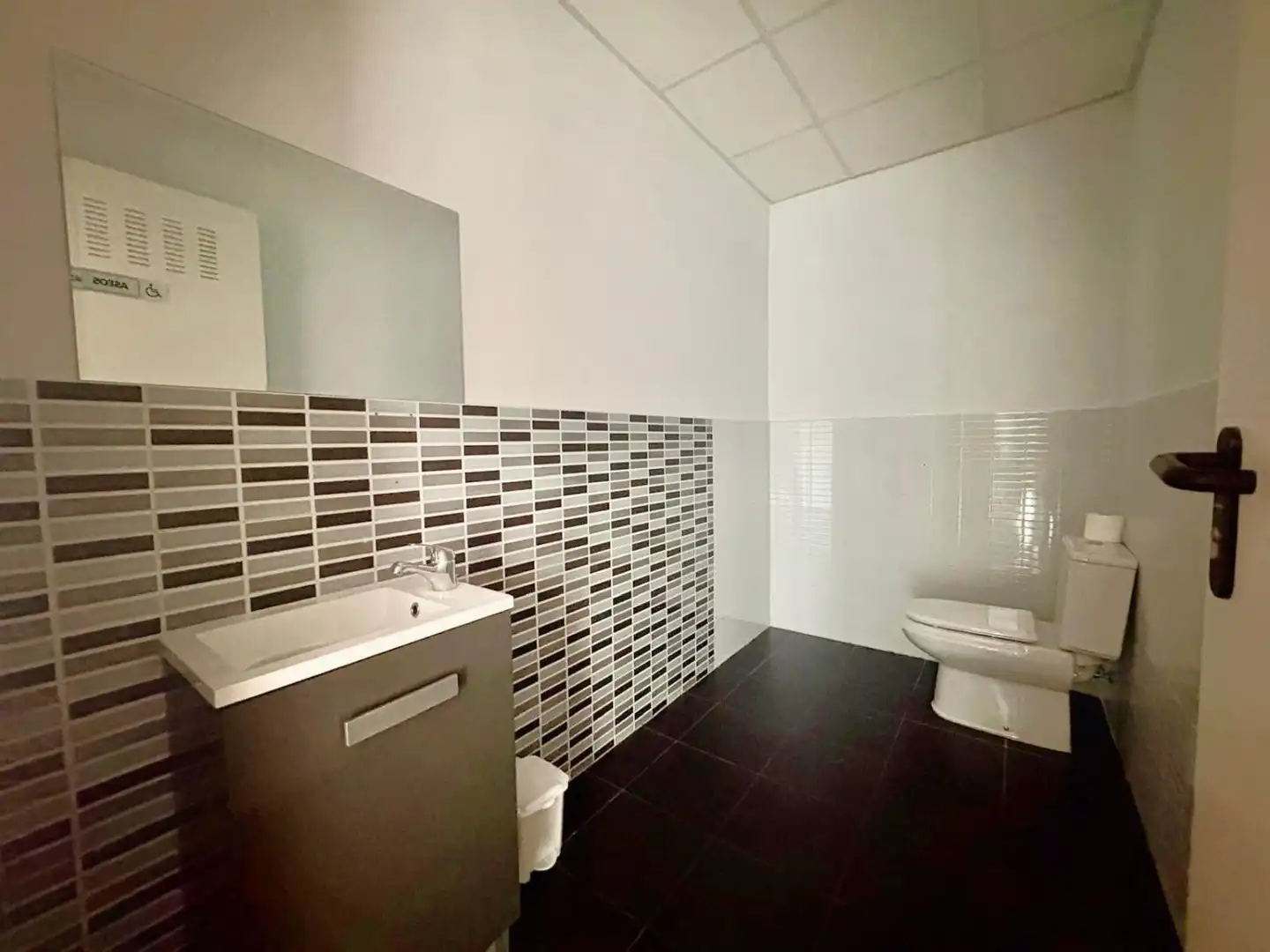Baño de Local de alquiler en Oviedo 